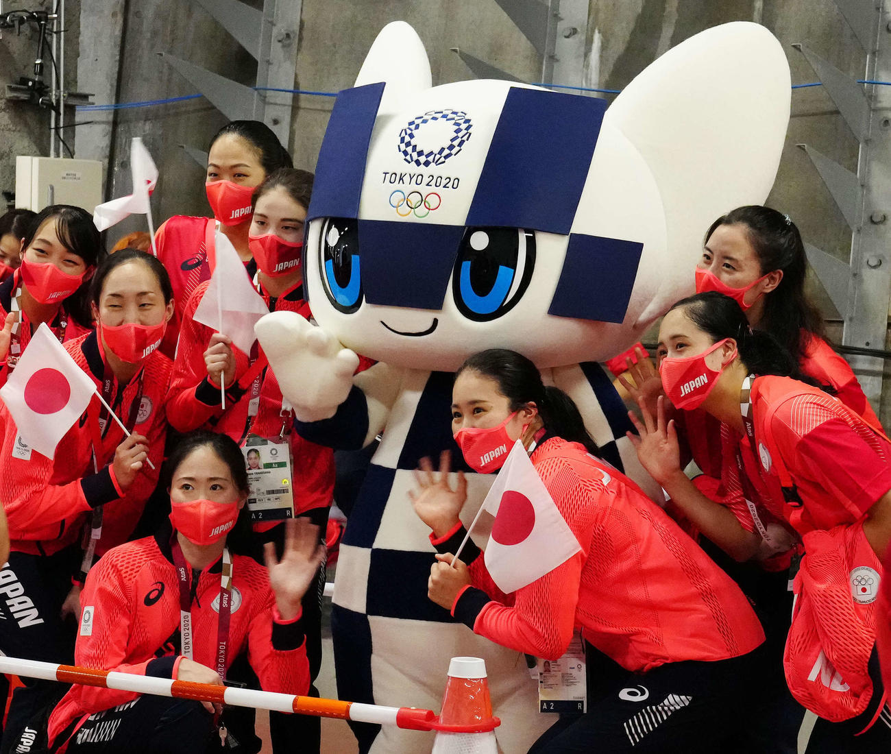 東京五輪の閉会式を前に公式マスコットの「ミライトワ」（中央）と記念撮影するアーティスティックスイミングの選手たち（撮影・江口和貴）