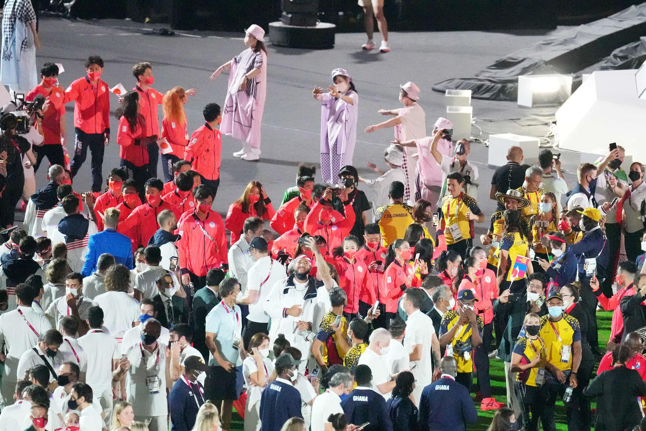 閉会式　入場する日本選手団（撮影・鈴木みどり）