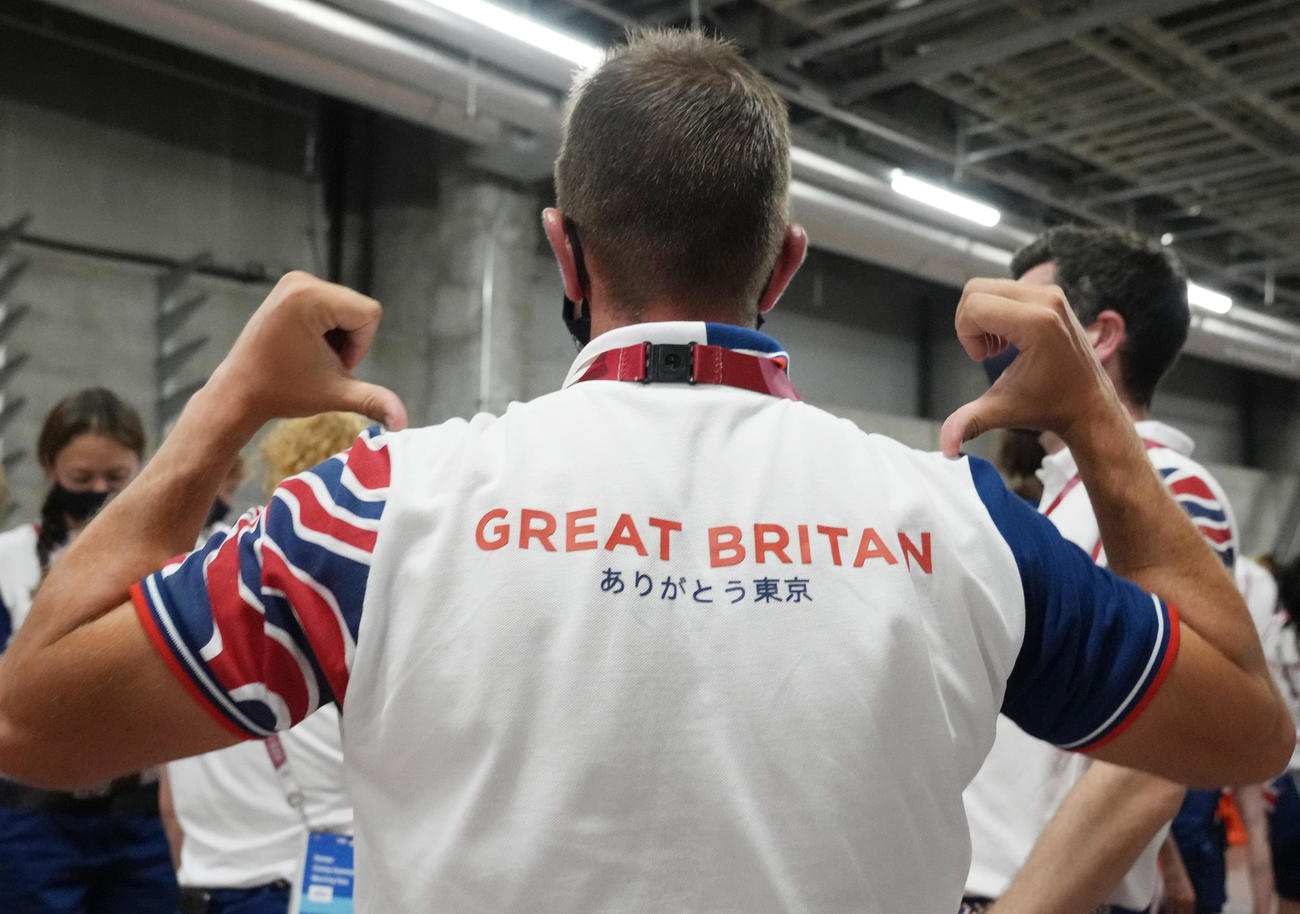 東京五輪閉会式で「ありがとう東京」と書かれたポロシャツを着て参加する英国の選手（撮影・菅敏）