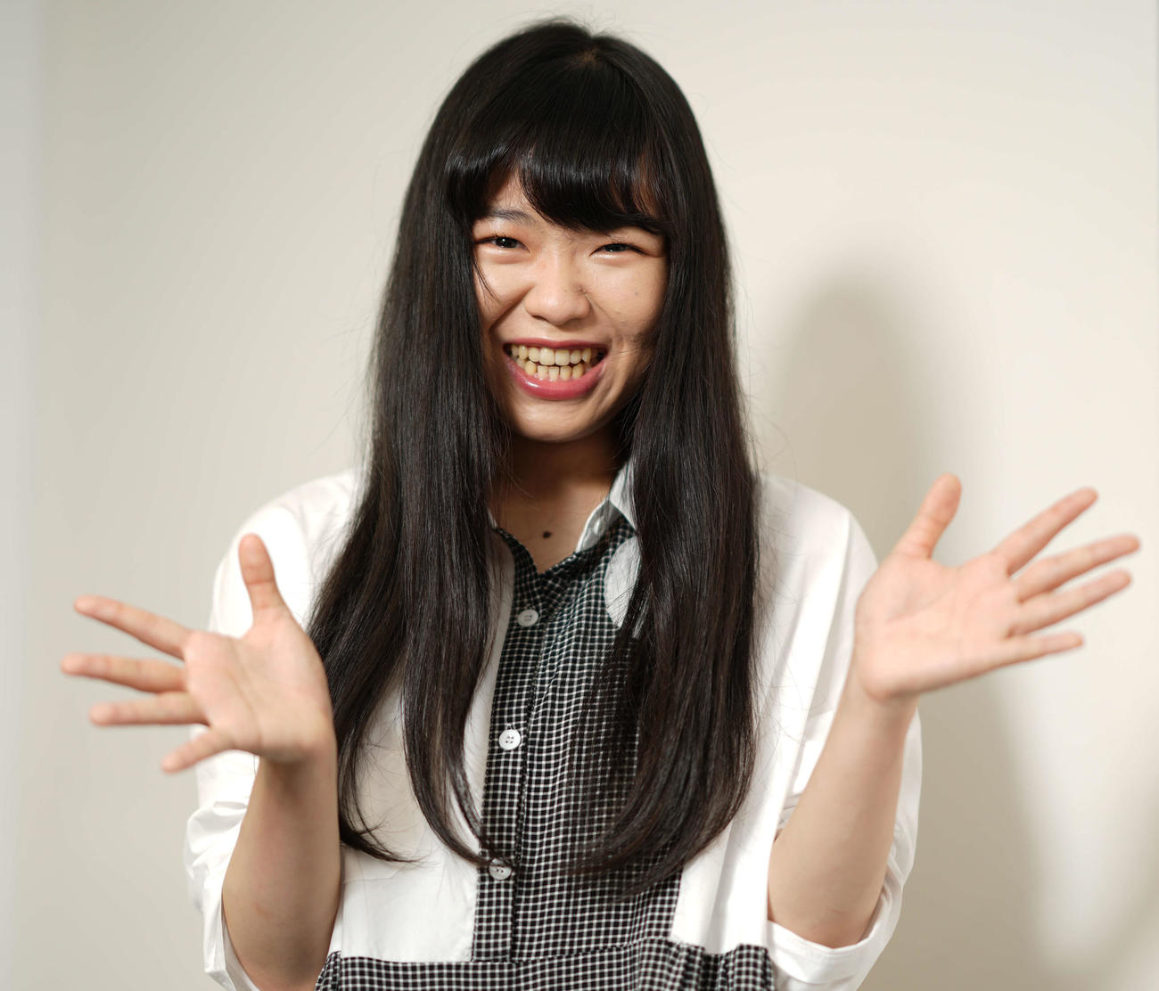 胸元にかかるほど髪が長かったにゃんぞぬデシ（21年5月撮影）