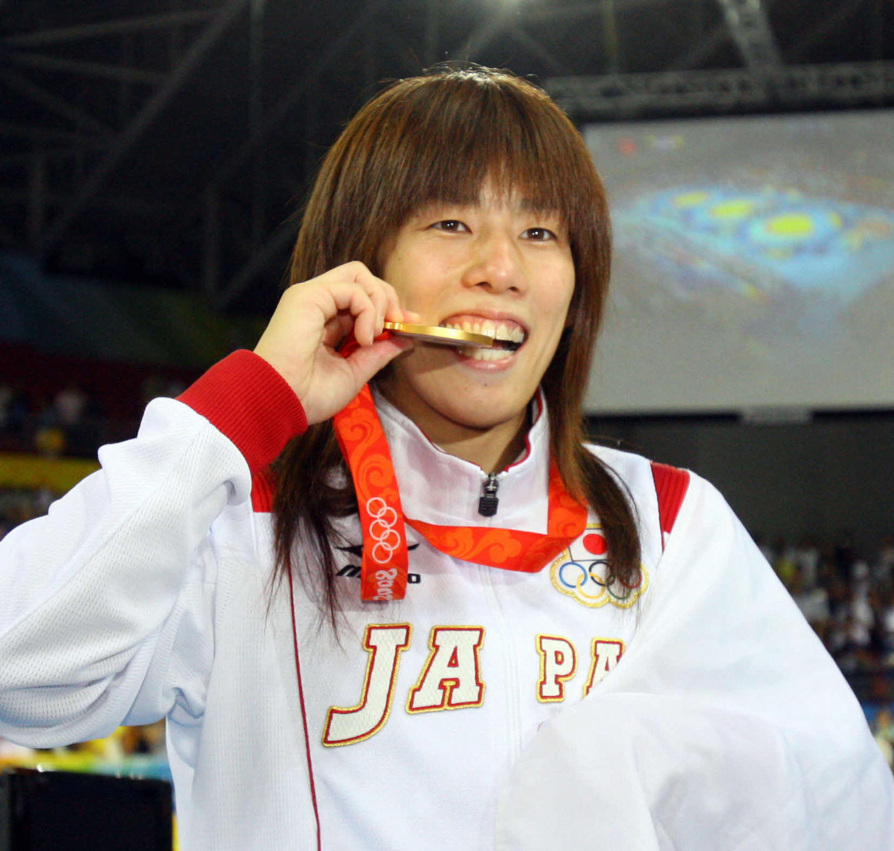 北京五輪レスリング女子55キロ級表彰式で金メダルをかじるポーズをとる吉田沙保里（2008年8月撮影)