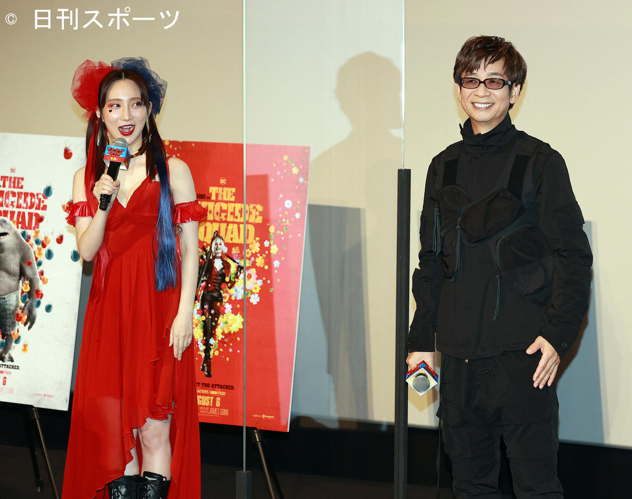 映画「ザ・スーサイドスクワッド」ジャパンプレミアで笑顔でかけあうファーストサマーウイカ（左）と山寺宏一（撮影・浅見桂子）