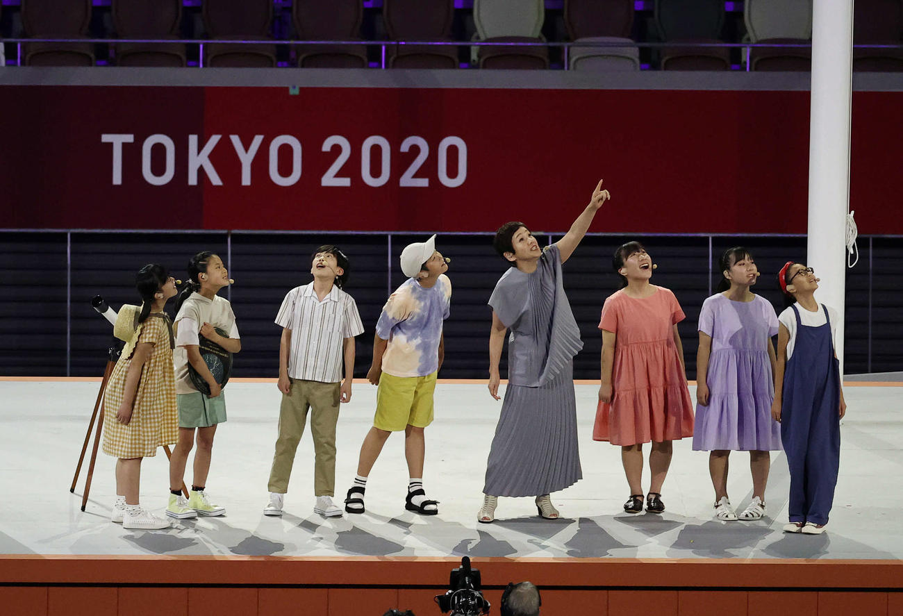杉並児童合唱団と一緒に歌う大竹しのぶ（右から4人目）（2021年8月8日撮影）