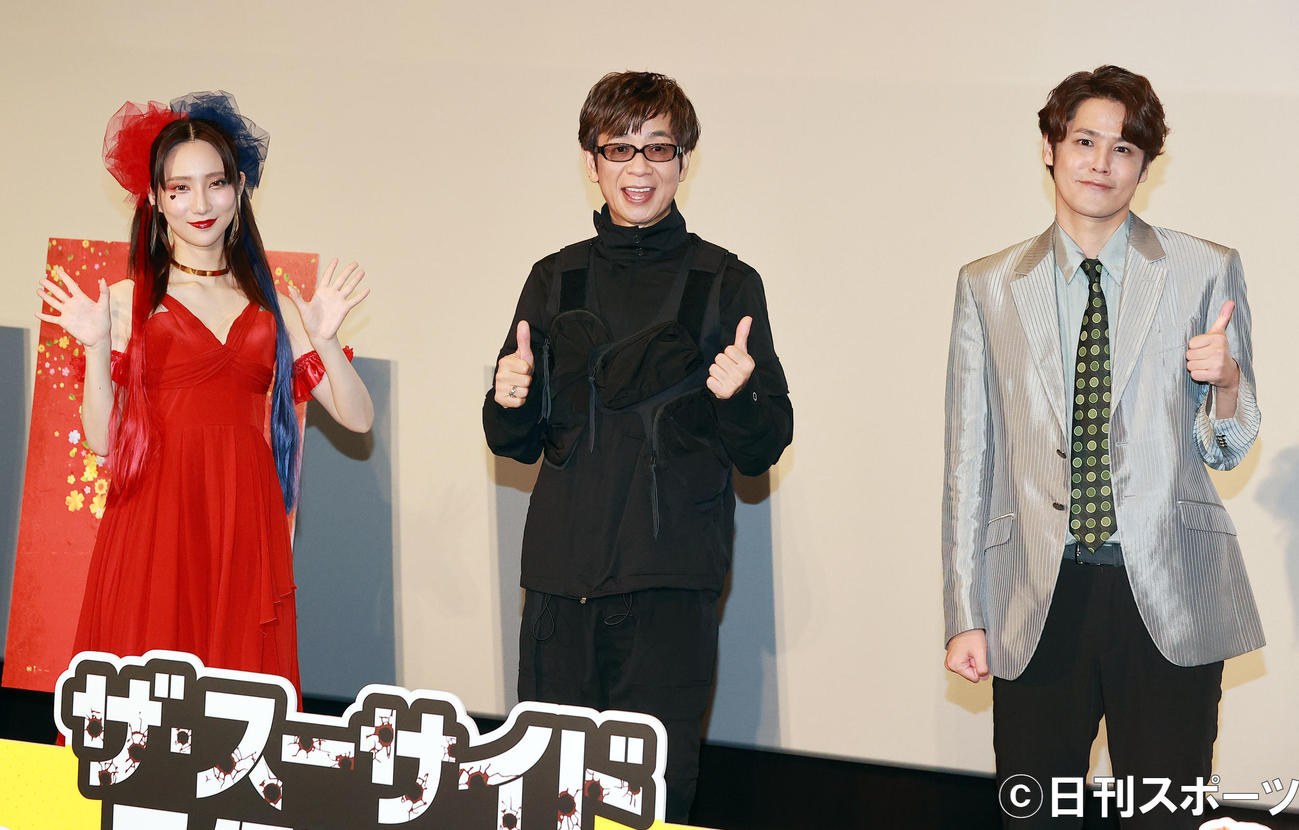映画「ザ・スーサイドスクワッド」ジャパンプレミアで笑顔で記念撮影する、左からファーストサマーウイカ、山寺宏一、宮野真守（撮影・浅見桂子）