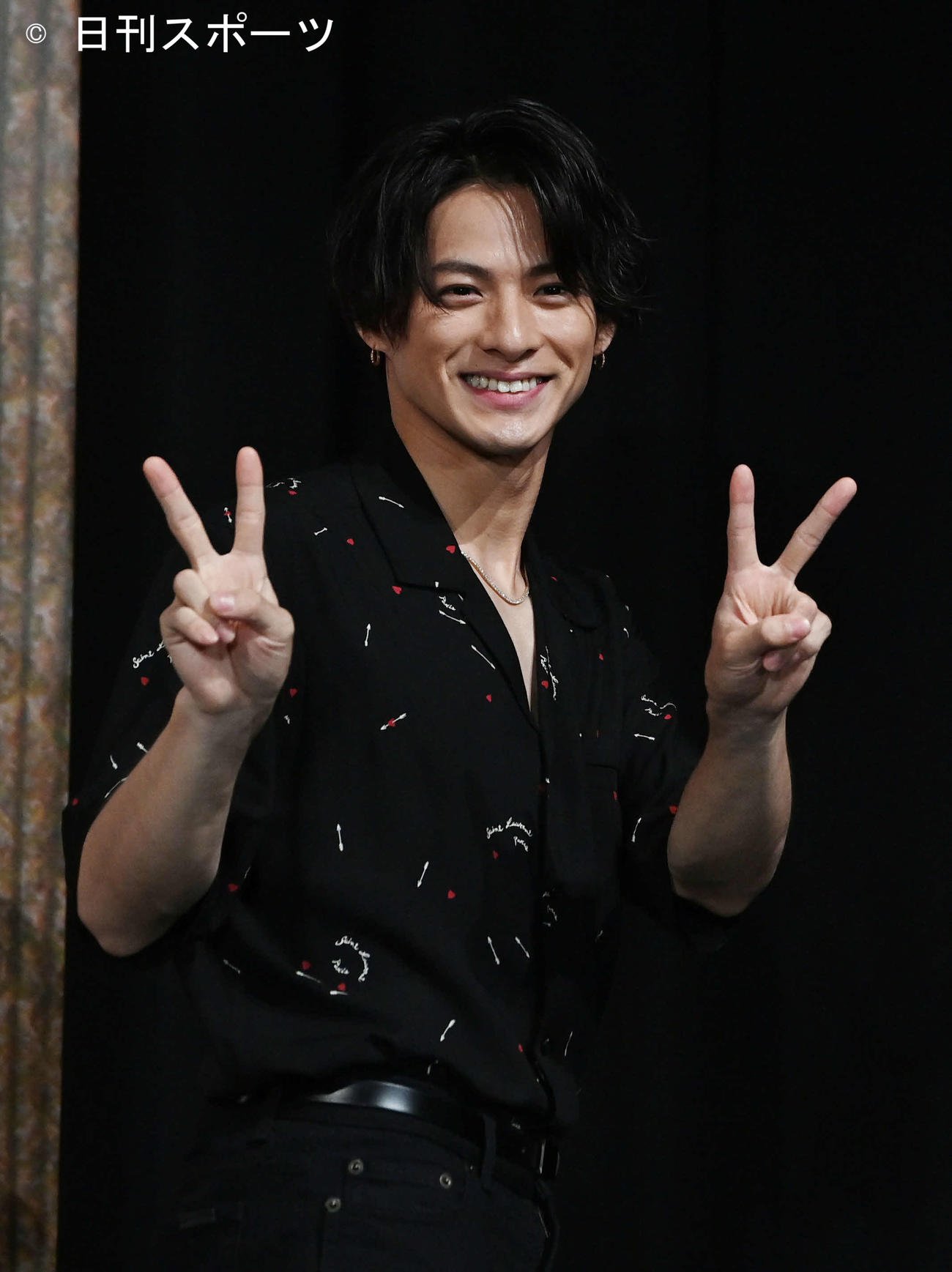 映画「かぐや様は告らせたい　ファイナル」の直前イベントで平野紫耀はVサインで引き揚げる（撮影・山崎安昭）