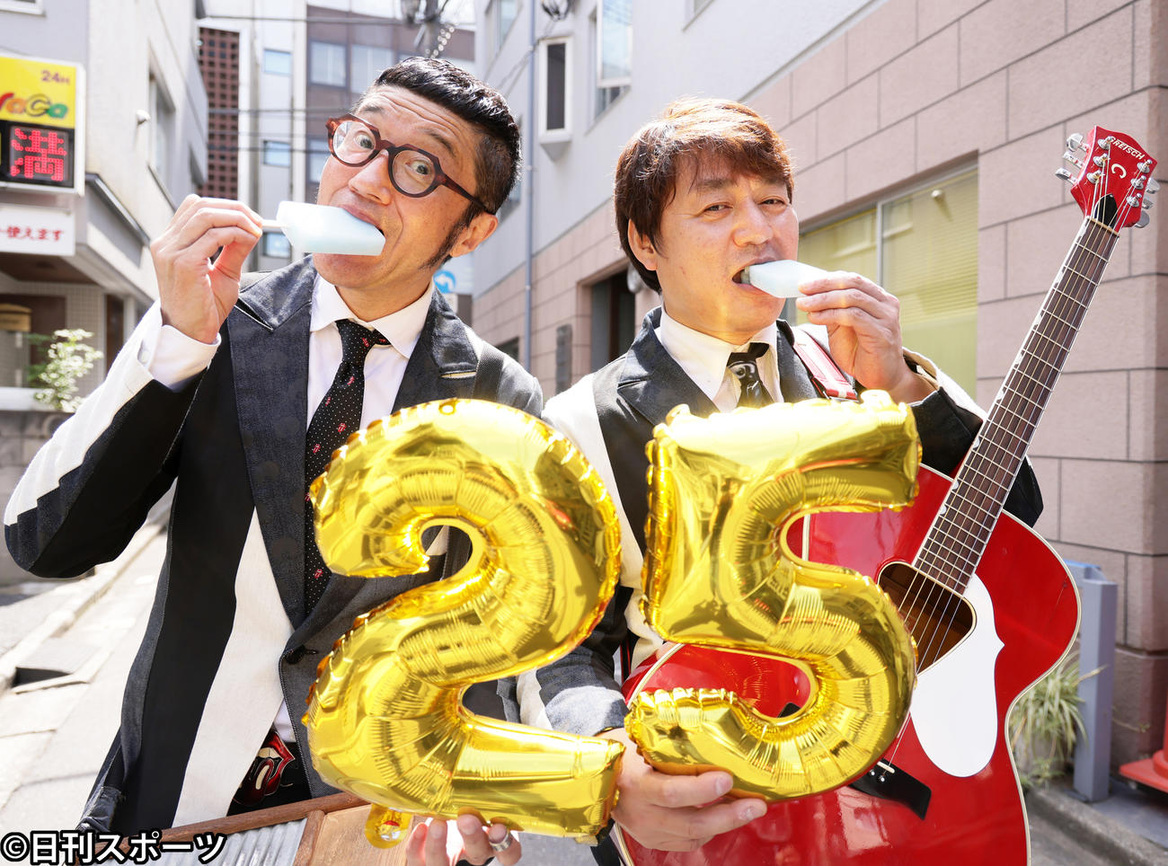 「ガリガリ君」のCMソングもおなじみのポカスカジャンの大久保ノブオ（左）とタマ伸也。25周年おめでとうございます！（撮影・足立雅史）