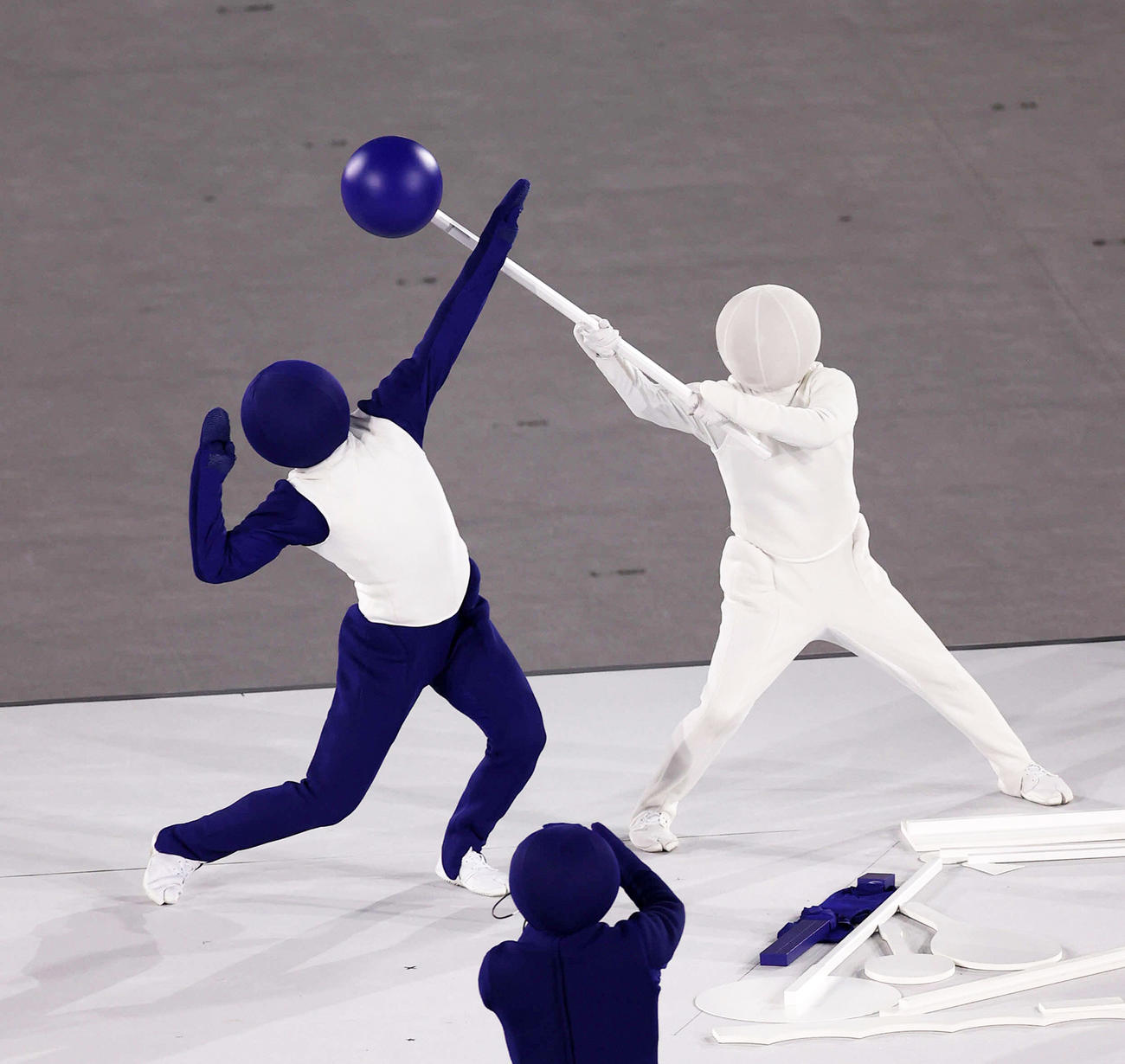 東京五輪開会式でピクトグラムを演じるパフォーマー（2021年7月23日撮影）