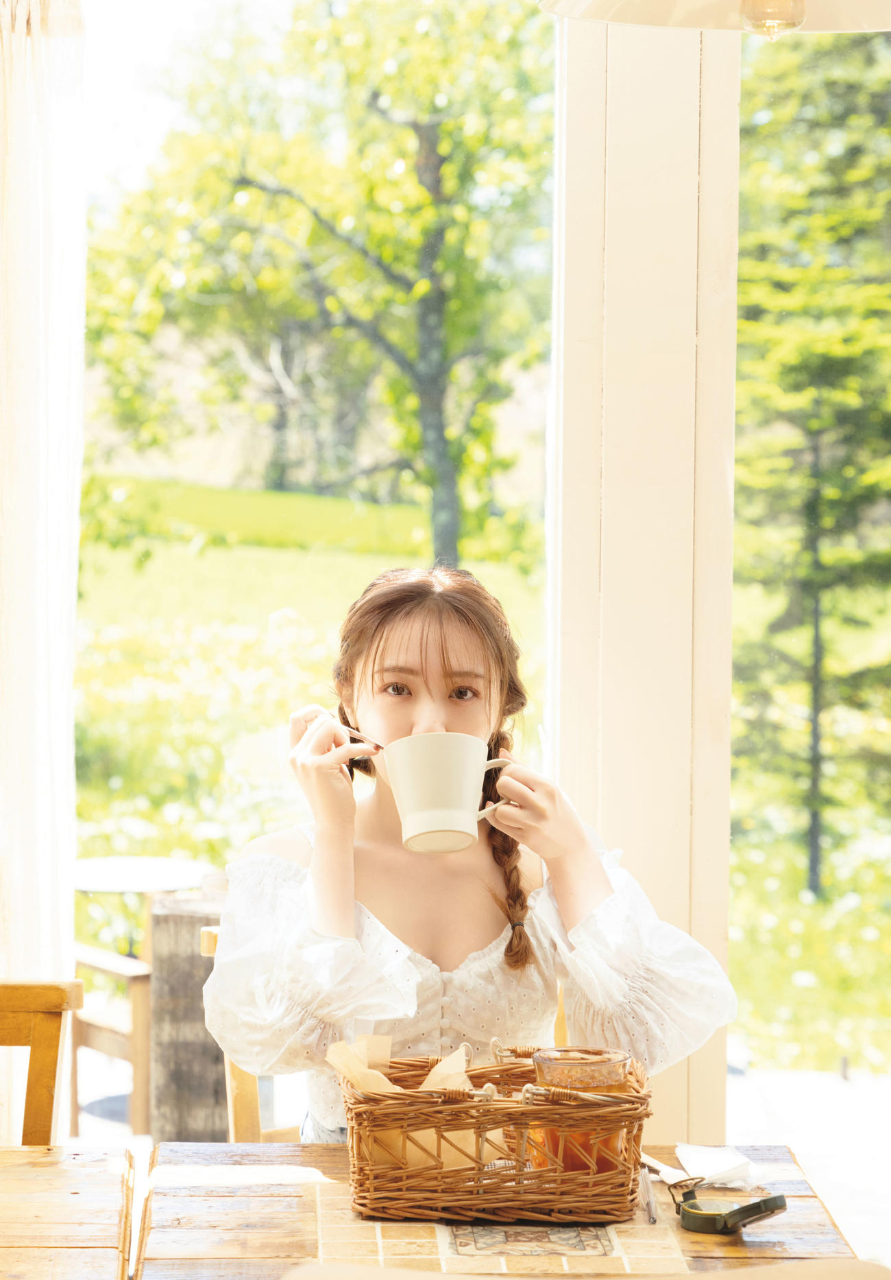乃木坂46渡辺みり愛のファースト写真集「消極的な華やかさ」の通常版裏表紙