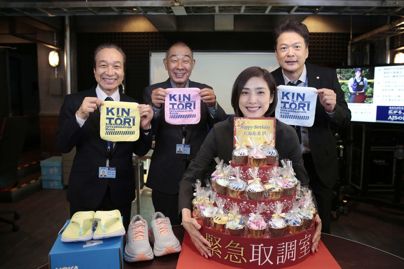 左から小日向文世、でんでん、天海祐希、田中哲司