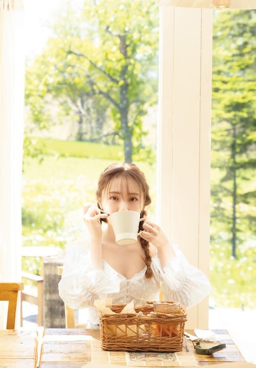 乃木坂46渡辺みり愛のファースト写真集「消極的な華やかさ」の通常版裏表紙