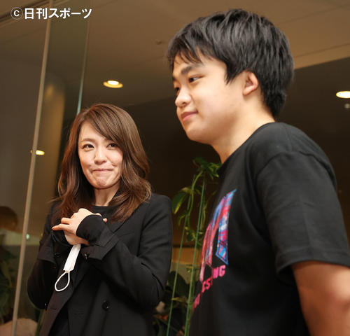 今井礼夢(右)と今井絵理子氏(20年12月撮影)