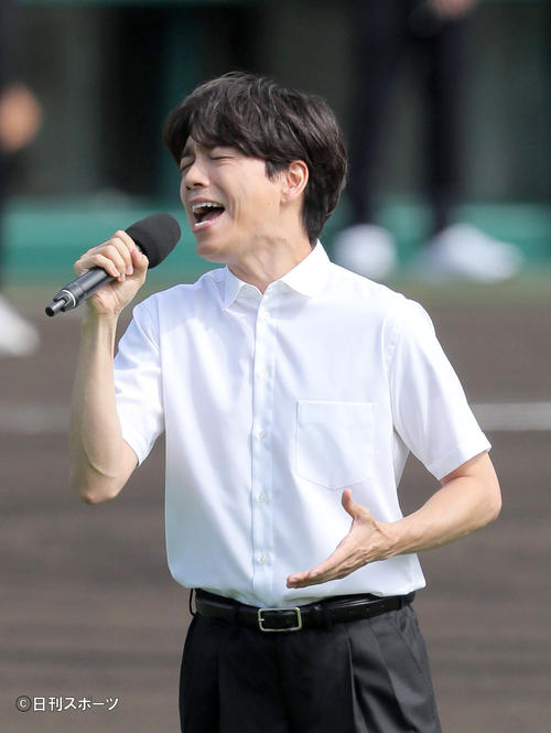 大会歌「栄冠は君に輝く」を独唱する山崎育三郎(撮影・上山淳一)