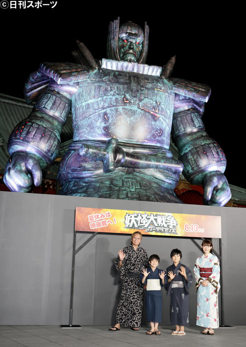 等身大(9.8メートル)の大魔神バルーンを背に笑顔を見せる、左から三池崇史監督、猪股怜生、寺田心、杉咲花(撮影・足立雅史)
