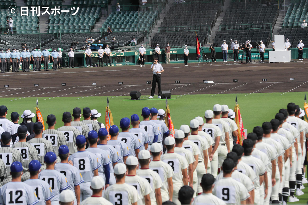 大会歌「栄冠は君に輝く」を独唱する山崎育三郎（撮影・上山淳一）