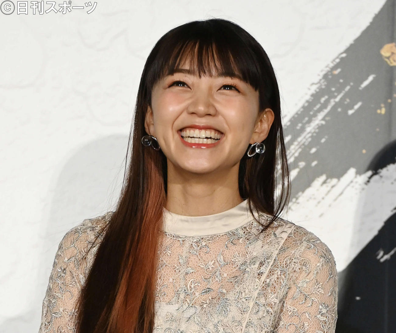 映画「白蛇：縁起」の大ヒット御礼舞台あいさつに登場した三森すずこ