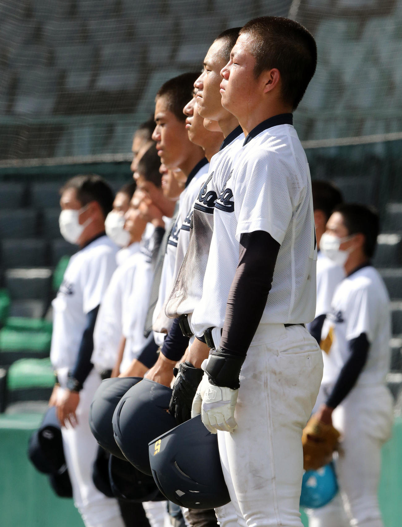 新田対静岡　新田の校歌を聞きながら、ベンチ前で整列し涙する静岡・山岸（手前）らナイン（撮影・宇治久裕）
