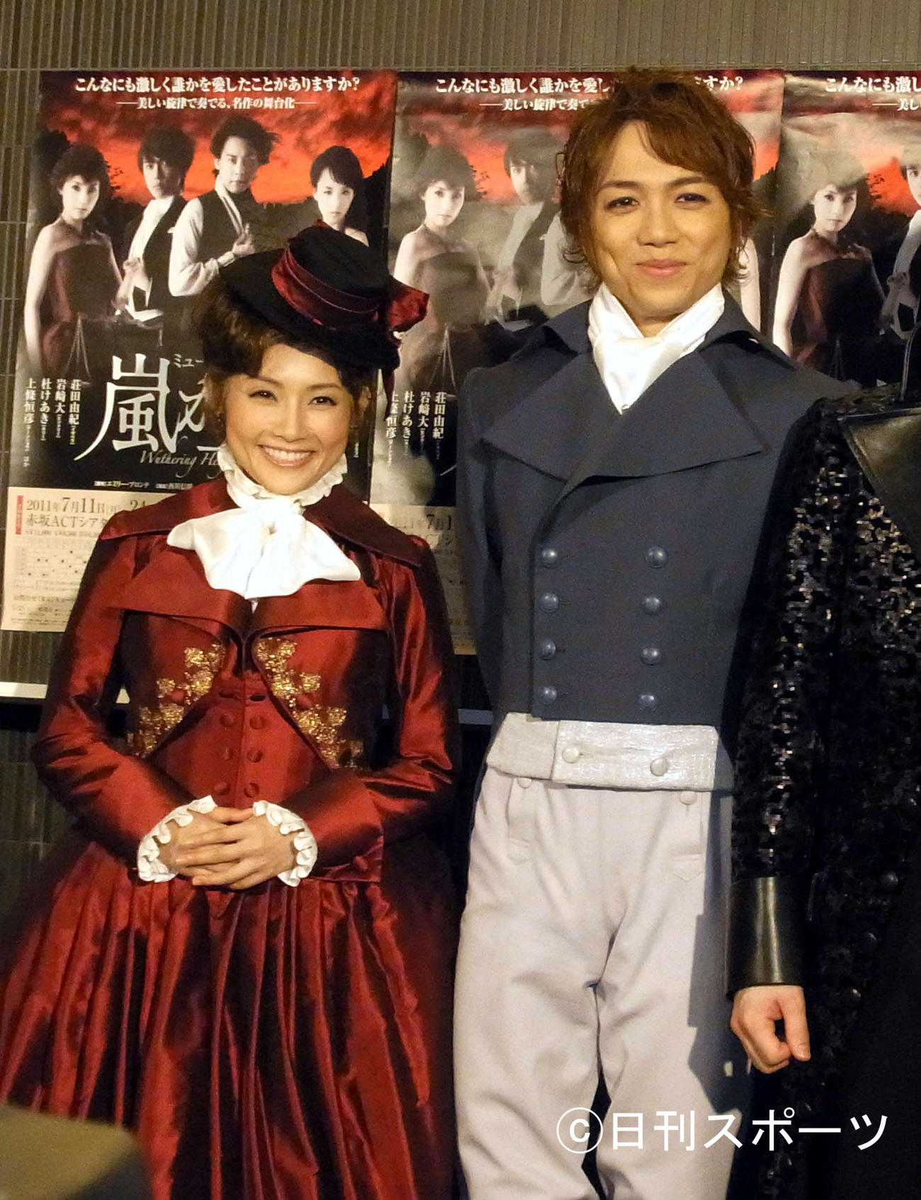 ミュージカル「嵐が丘」で共演した安倍なつみ（左）と山崎育三郎（2011年7月11日撮影）
