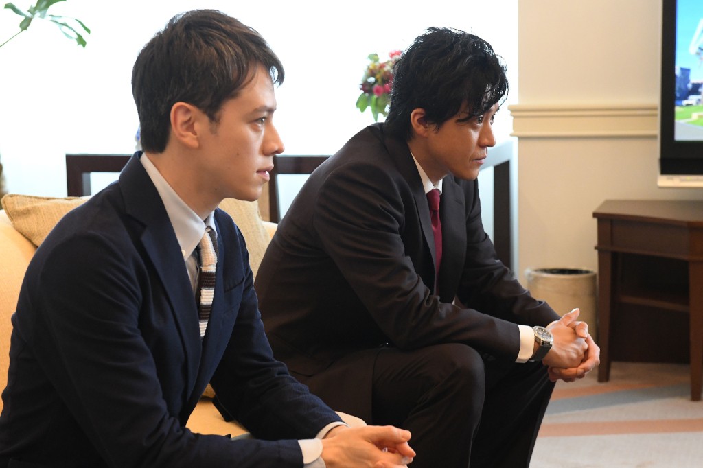 10月スタートのTBS系連続ドラマ「日本沈没－希望のひと－」に出演するウエンツ瑛士（左）と主演を務める小栗旬（C）TBS