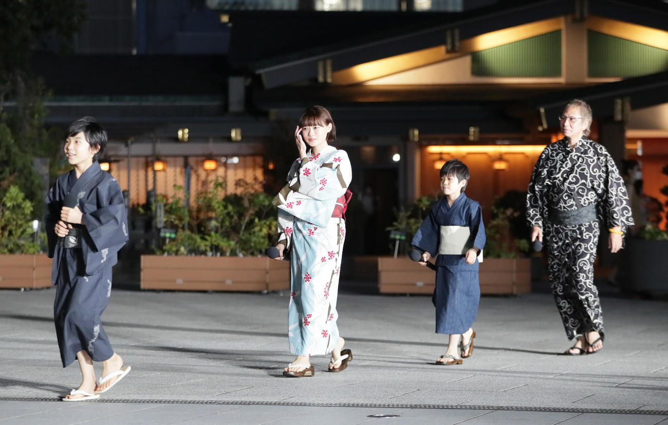 浴衣姿で登場した、左から三池崇史監督、猪股怜生、寺田心、杉咲花（撮影・足立雅史）