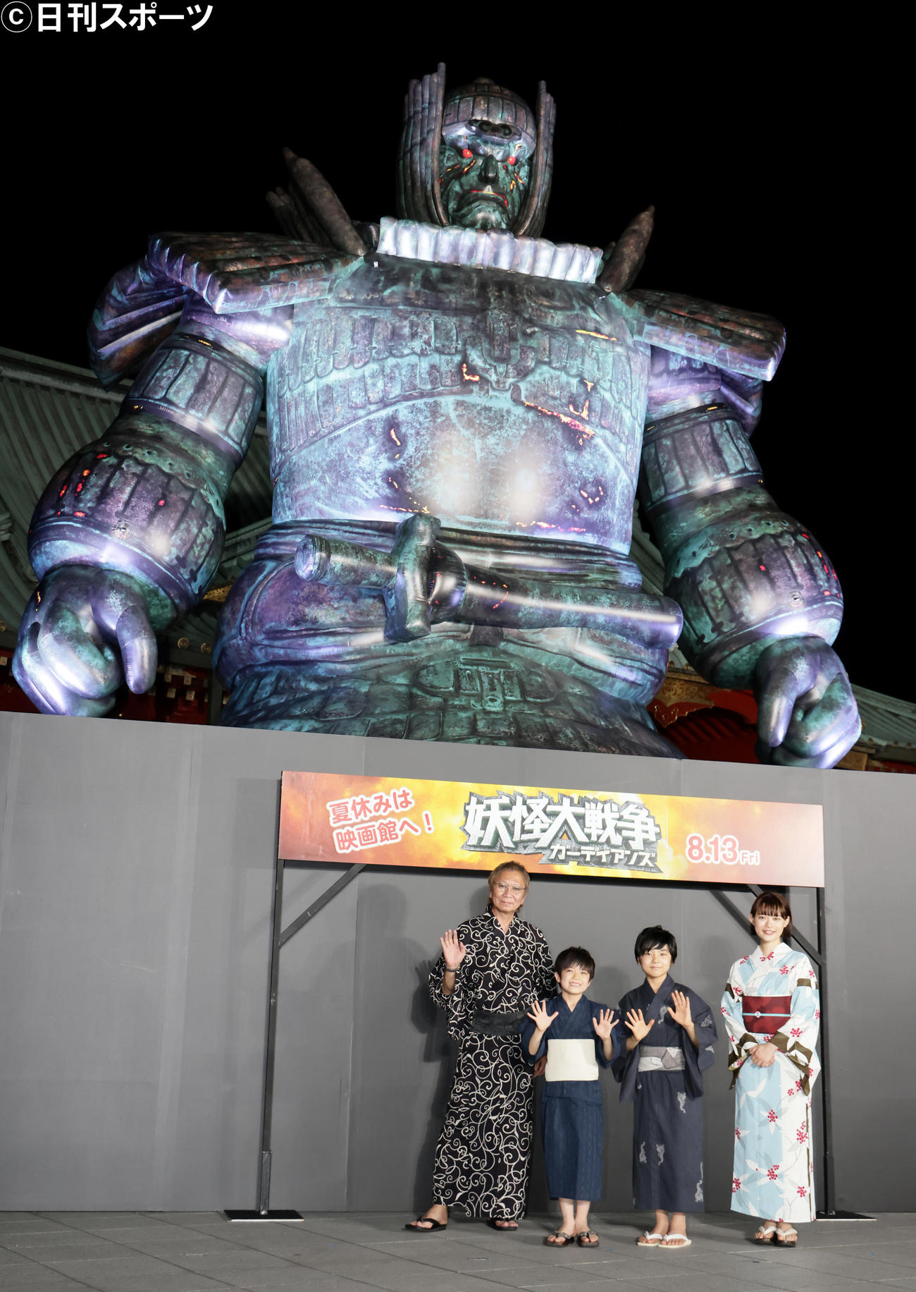 等身大（9.8メートル）の大魔神バルーンを背に笑顔を見せる、左から三池崇史監督、猪股怜生、寺田心、杉咲花（撮影・足立雅史）