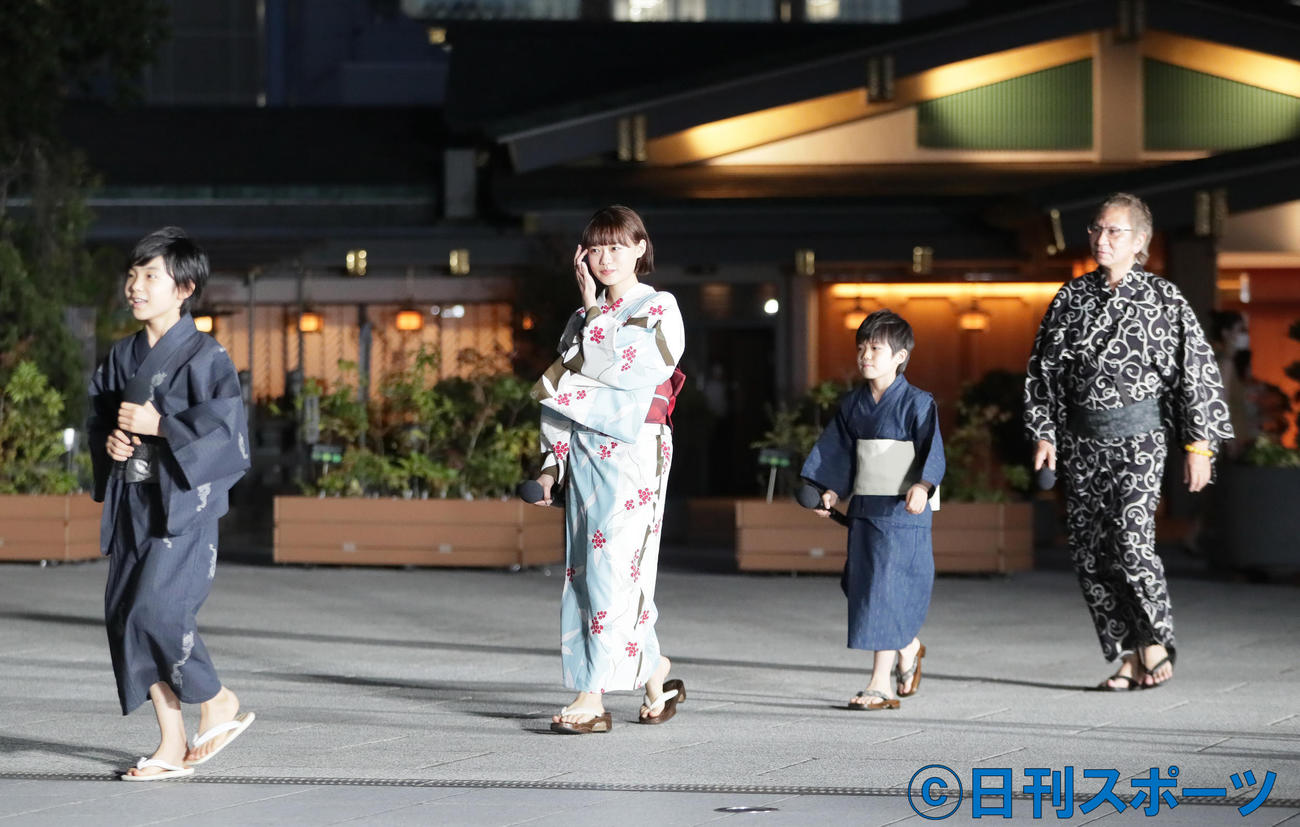 浴衣姿で登場した、左から三池崇史監督、猪股怜生、寺田心、杉咲花（撮影・足立雅史）