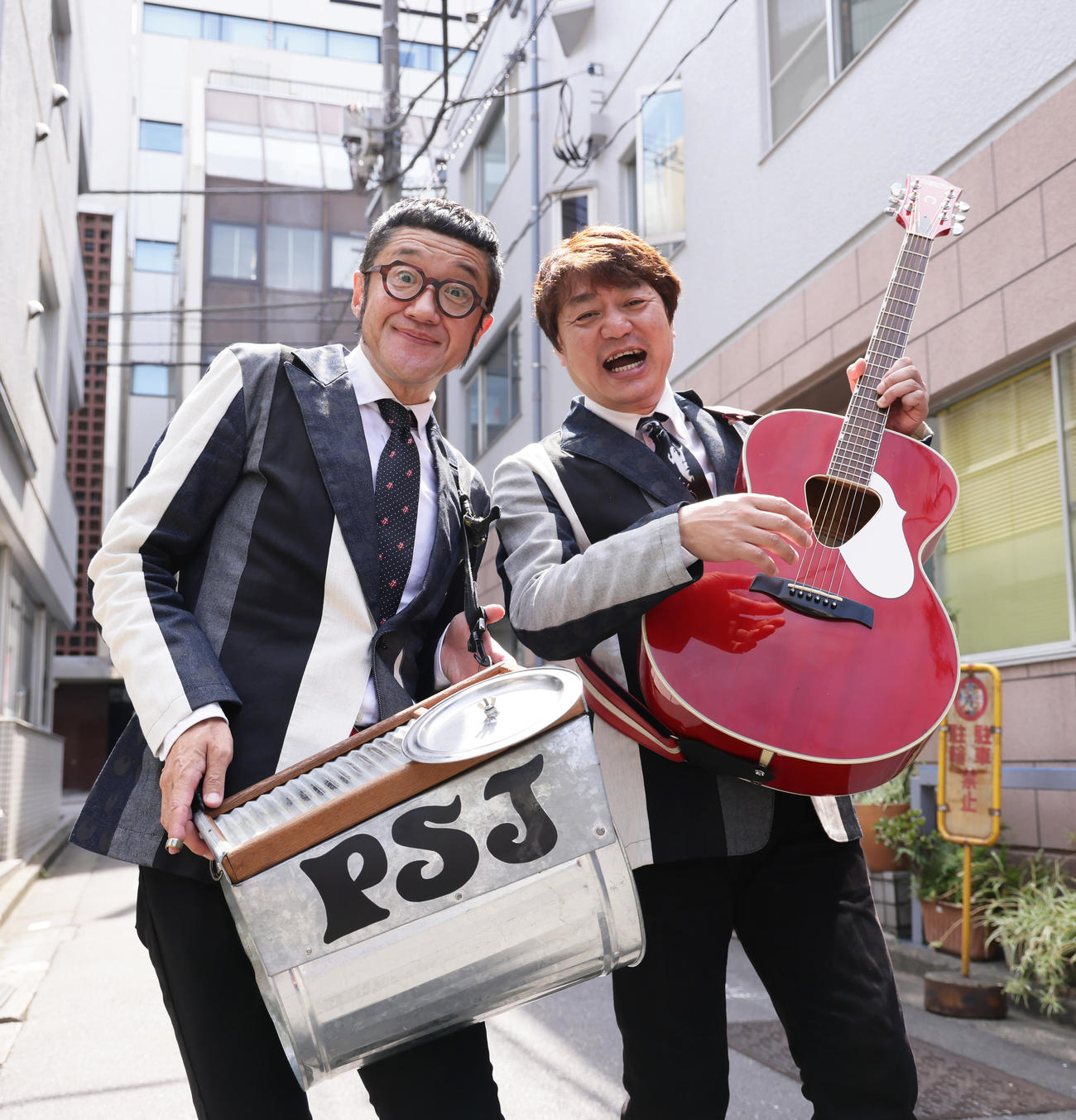 「ガリガリ君」のCMソングもおなじみのポカスカジャンの大久保ノブオ（左）とタマ伸也。25周年おめでとうございます！（撮影・足立雅史）