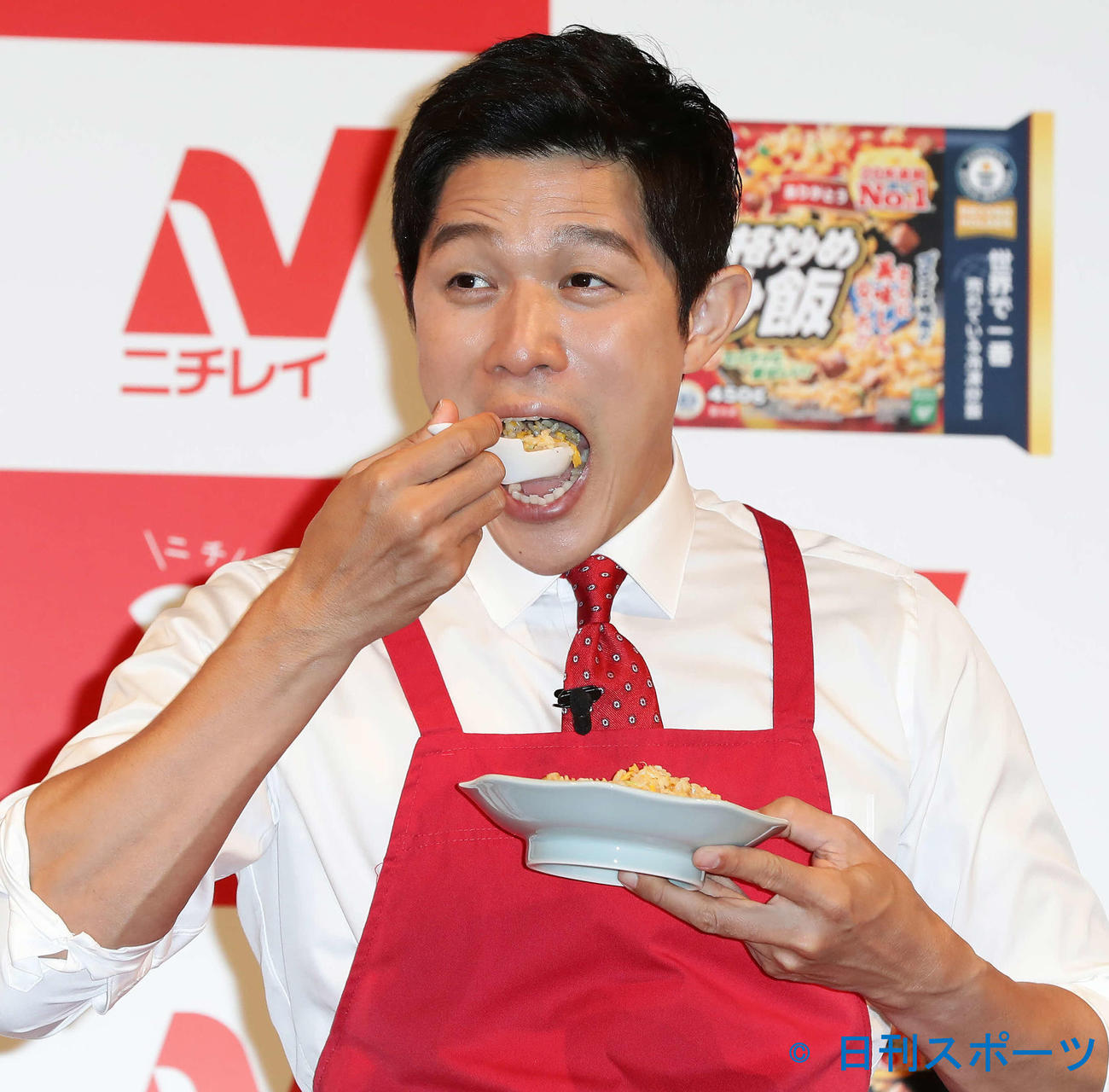 自身がフライパンで調理した炒飯を口に運ぶ鈴木亮平（撮影・丹羽敏通）