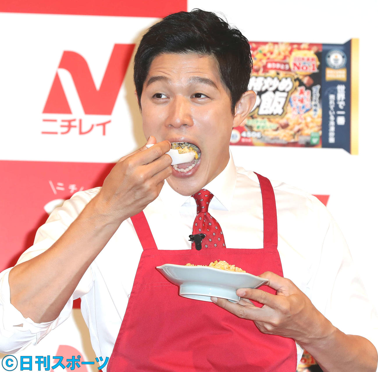 自身がフライパンで調理した炒飯を口に運ぶ鈴木亮平（撮影・丹羽敏通）