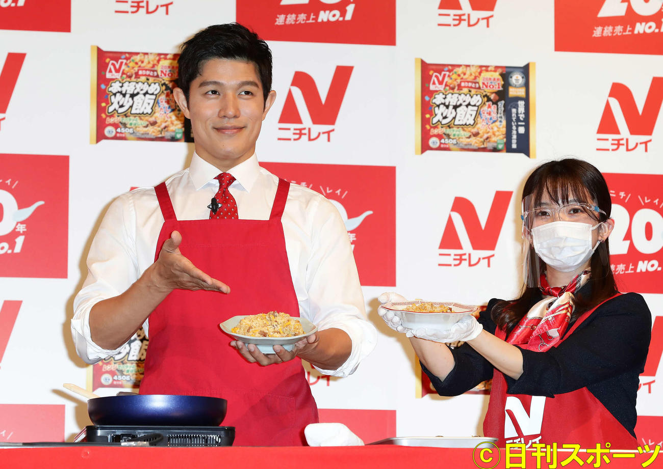 フライパンで鈴木亮平が調理した炒飯とスタッフが電子レンジで調理した炒飯（撮影・丹羽敏通）