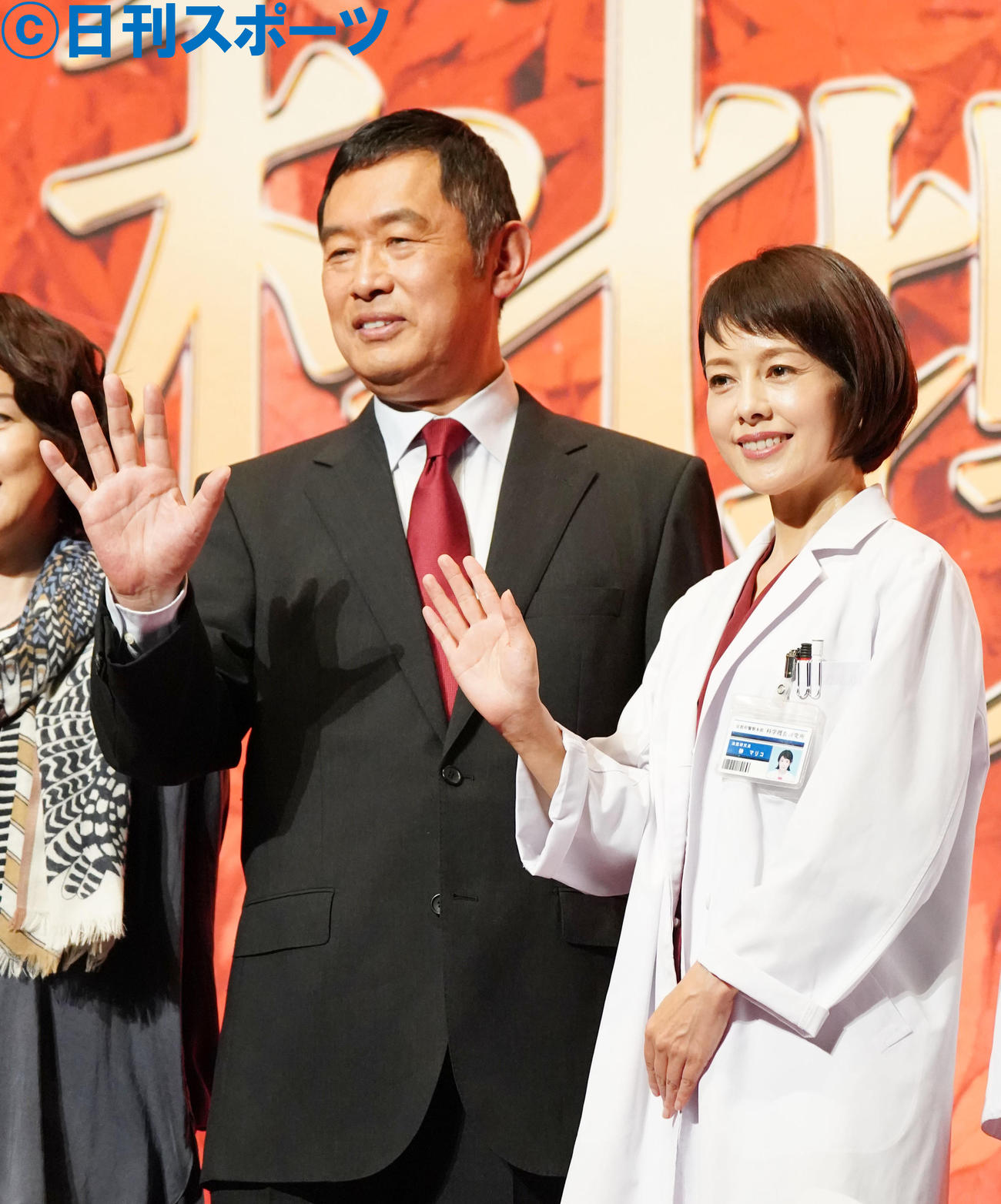 「科捜研の女－劇場版－」完成報告イベントに登場した内藤剛志（左）と沢口靖子（撮影・横山健太）