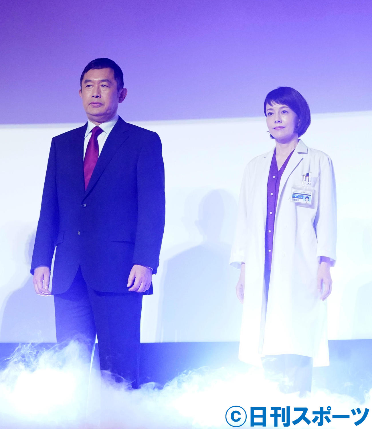 スモークの中、登場した内藤剛志（左）と沢口靖子（撮影・横山健太）