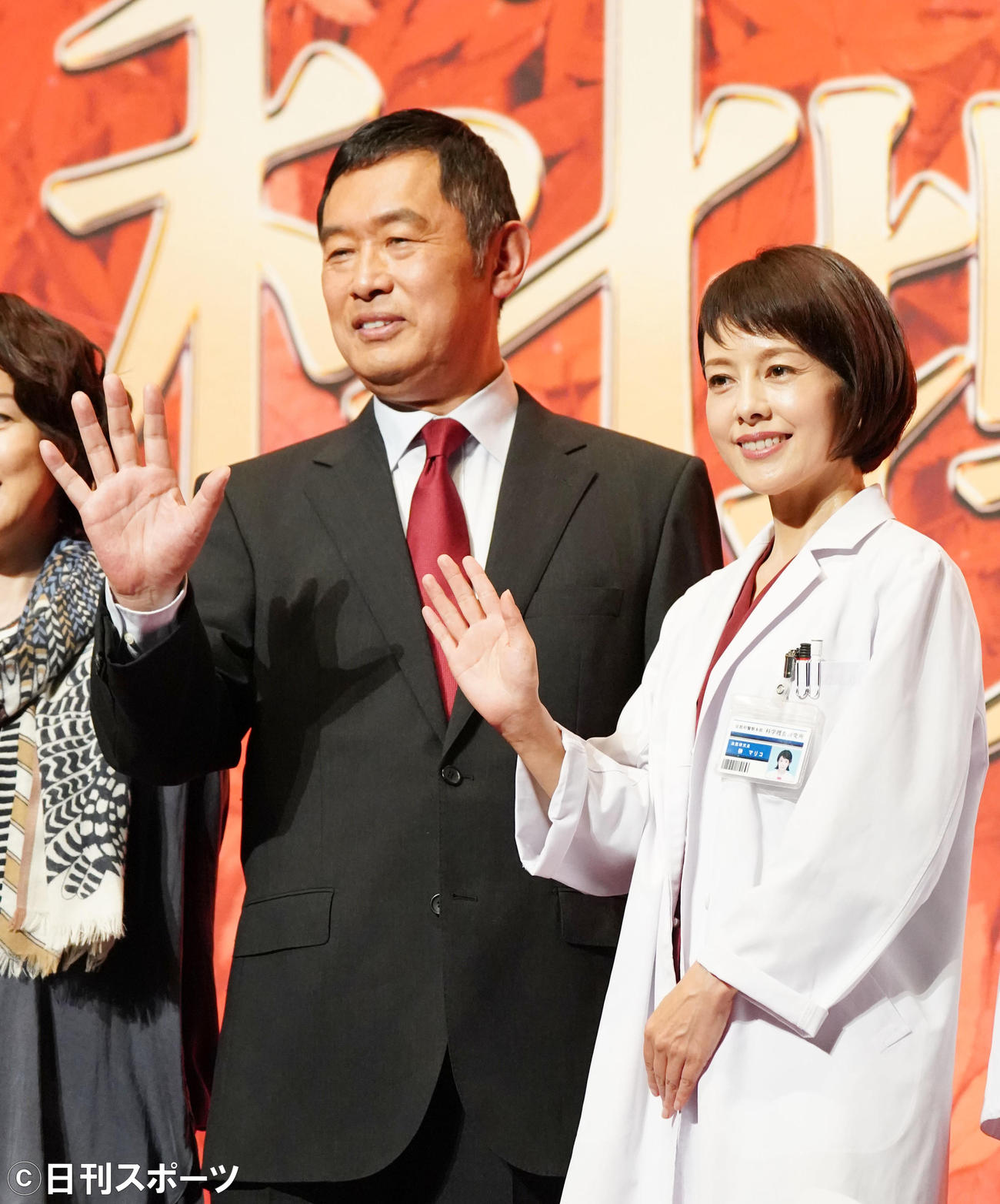 「科捜研の女－劇場版－」完成報告イベントに登場した内藤剛志（左）と沢口靖子（撮影・横山健太）