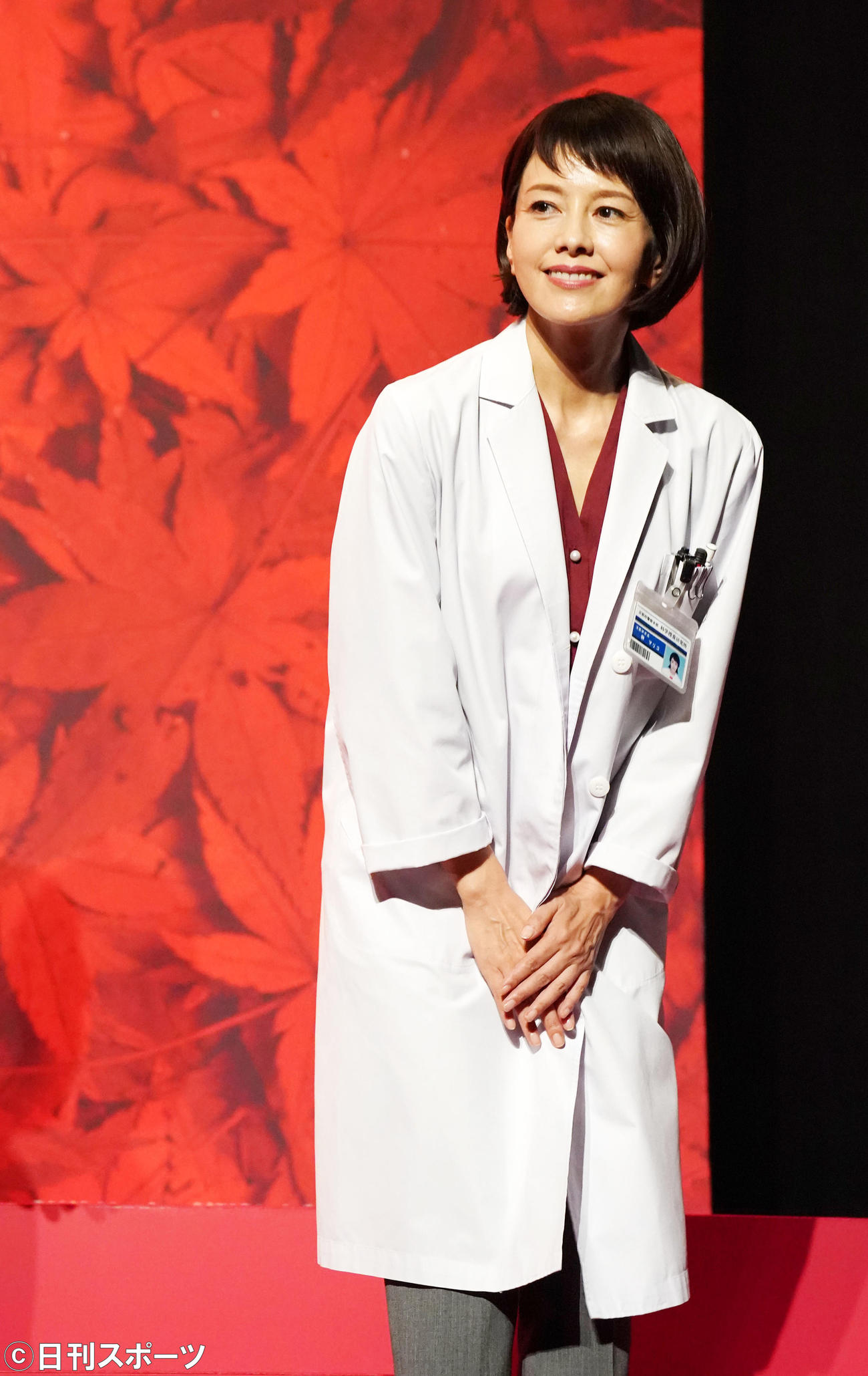 イベントを終え、一礼して会場を後にする沢口靖子（撮影・横山健太）