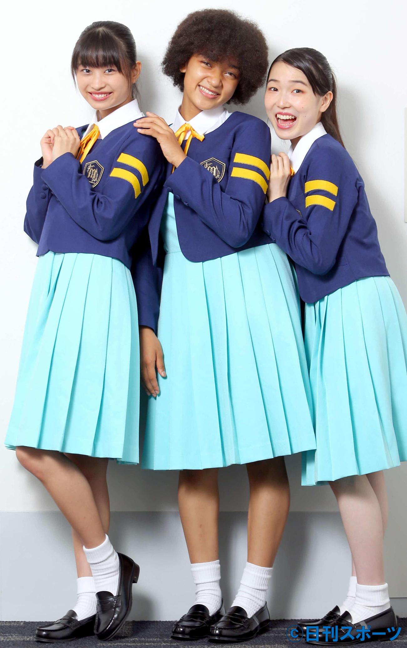 「応援よろしくお願いします」と笑顔を見せる少女歌劇団ミモザーヌの（左から）いまもりまなか、すずきみあいムェンドワ、いわむらゆきね（撮影・勝部晃多）