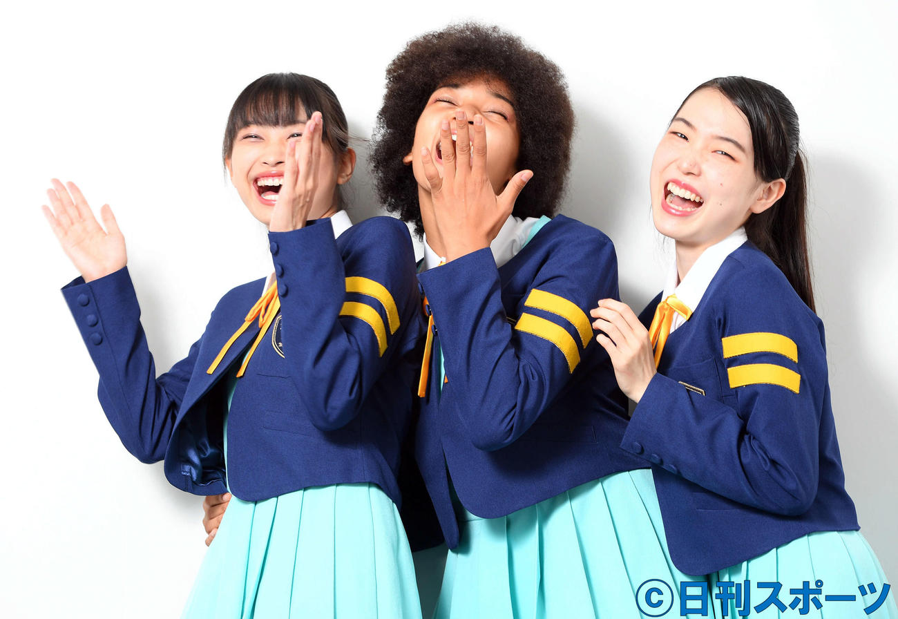 「みんなさん応援よろしくお願いします」キュートな笑顔を見せる少女歌劇団ミモザーヌ。左から、いまもりまなか、すずきみあいムェンドワ、いわむらゆきね（撮影・たえ見朱実）