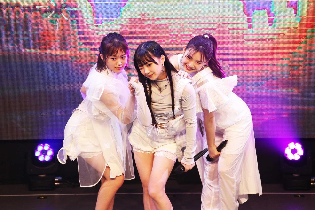 初の配信ライブを行ったiScream。左からYUNA、HINATA、RUI