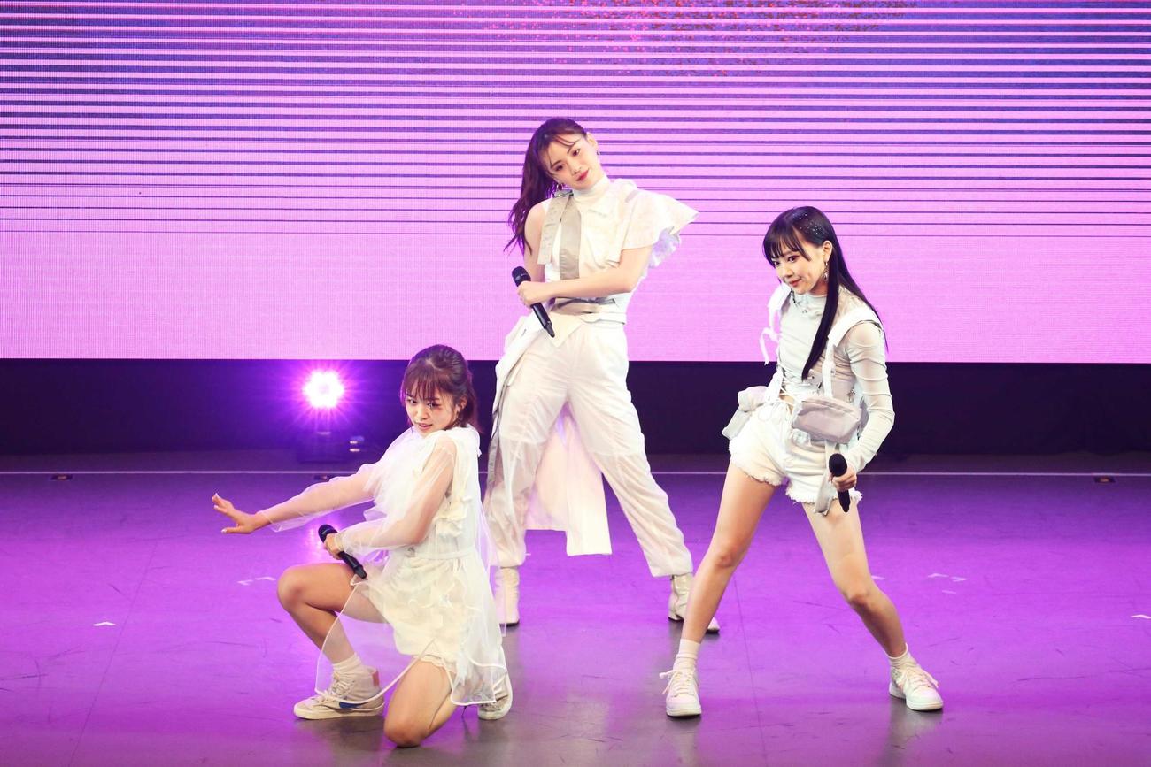 初の配信ライブを行ったiScream。左からYUNA、RUI、HINATA