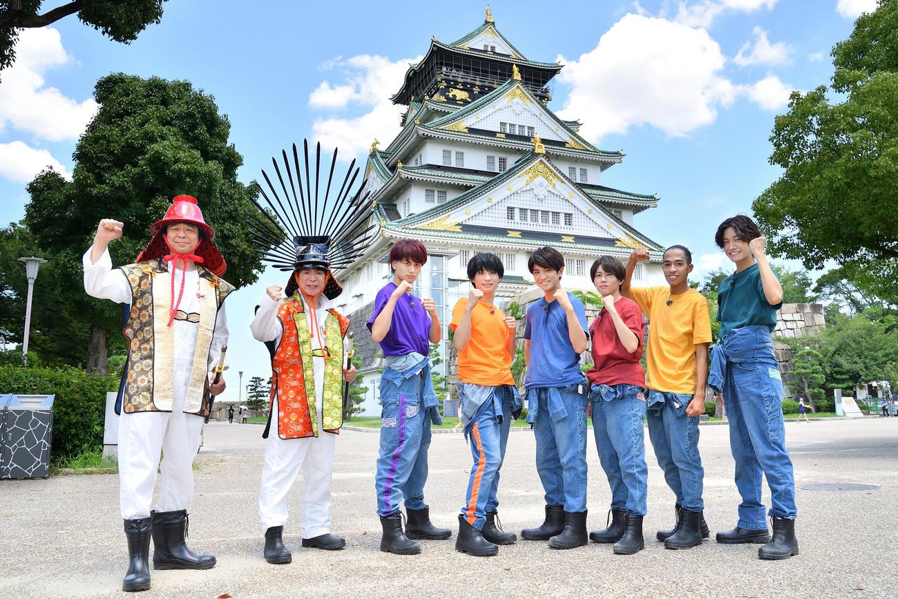 左からよゐこの有野晋哉、濱口優、Aぇ！groupの小島健、福本大晴、正門良規、末澤誠也、草間リチャード敬太、佐野晶哉（C）MBS