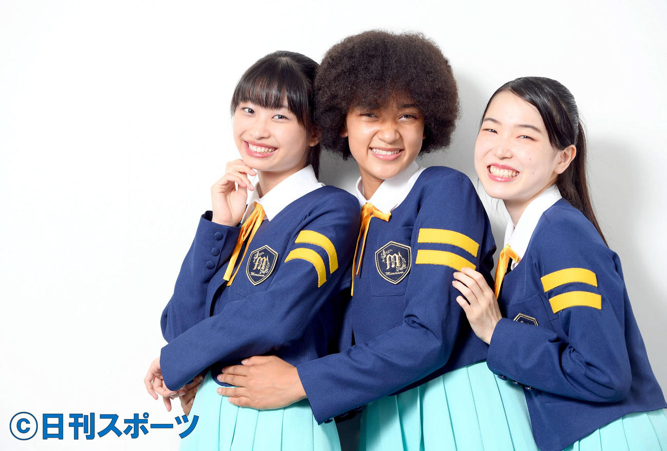 「みんなさん応援よろしくお願いします」キュートな笑顔を見せる少女歌劇団ミモザーヌ。左から、いまもりまなか、すずきみあいムェンドワ、いわむらゆきね（撮影・たえ見朱実）