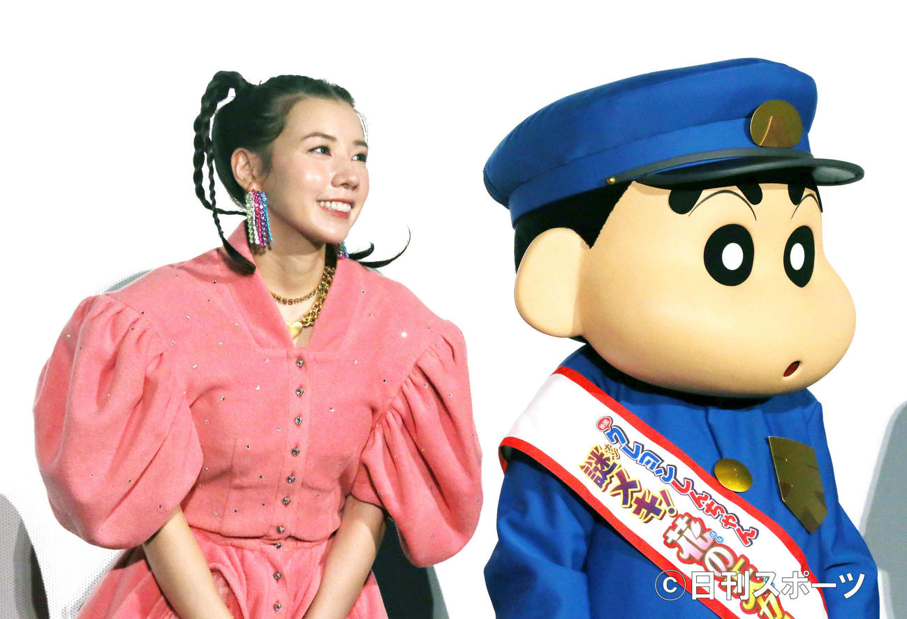 『映画クレヨンしんちゃん謎メキ！花の天カス学園』舞台あいさつで笑顔を見せる仲里依紗（撮影・勝部晃多）