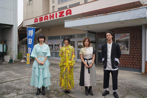 福島県南相馬市の映画館、朝日座で、映画「浜の朝日の嘘つきどもと」のイベントを行った、左からタナダユキ監督、高畑充希、大久保佳代子、佐野弘樹