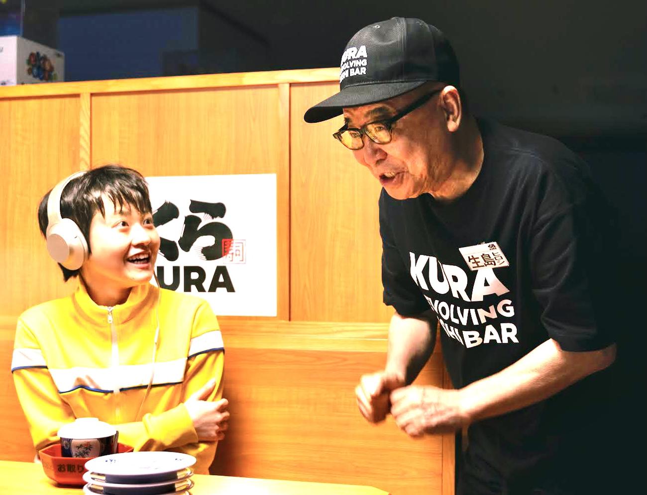 落ち込む高村美園（伊藤万理華＝左）に茶わん蒸しを提供して励ます、くら寿司の生島ヒロシ店長（生島ヒロシ）