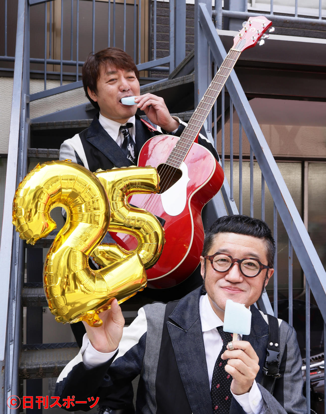 「ガリガリ君」のCMソングもおなじみのポカスカジャンの大久保ノブオ（下）とタマ伸也。25周年おめでとうございます！（撮影・足立雅史）