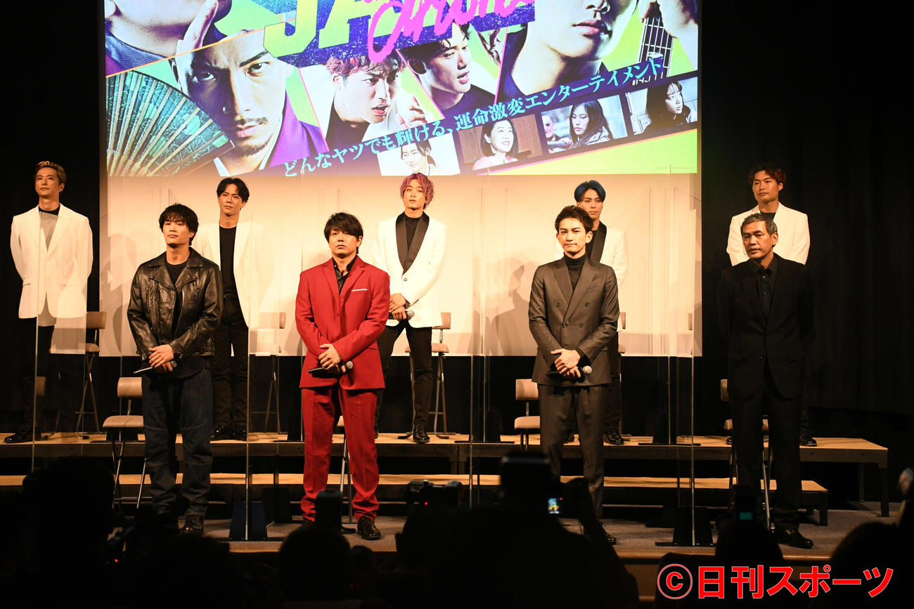 ABEMAドラマ「JAM－the drama－」制作発表会見に登壇した、前列左から鈴木伸之、青柳翔、町田啓太、SABU監督、後列左から秋山真太郎、小澤雄太、佐藤寛太、小野塚勇人、八木将康（撮影・大友陽平）