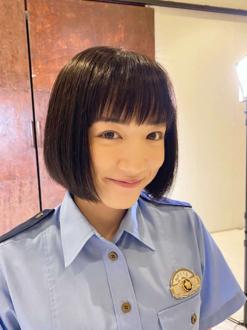 カメラ目線で笑顔の永野芽郁（「ハコヅメ～たたかう！交番女子～」アメーバオフィシャルブログから）