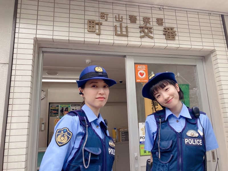 町山交番前で笑顔の戸田恵梨香（左）と永野芽郁（「ハコヅメ～たたかう！交番女子～」アメーバオフィシャルブログから）