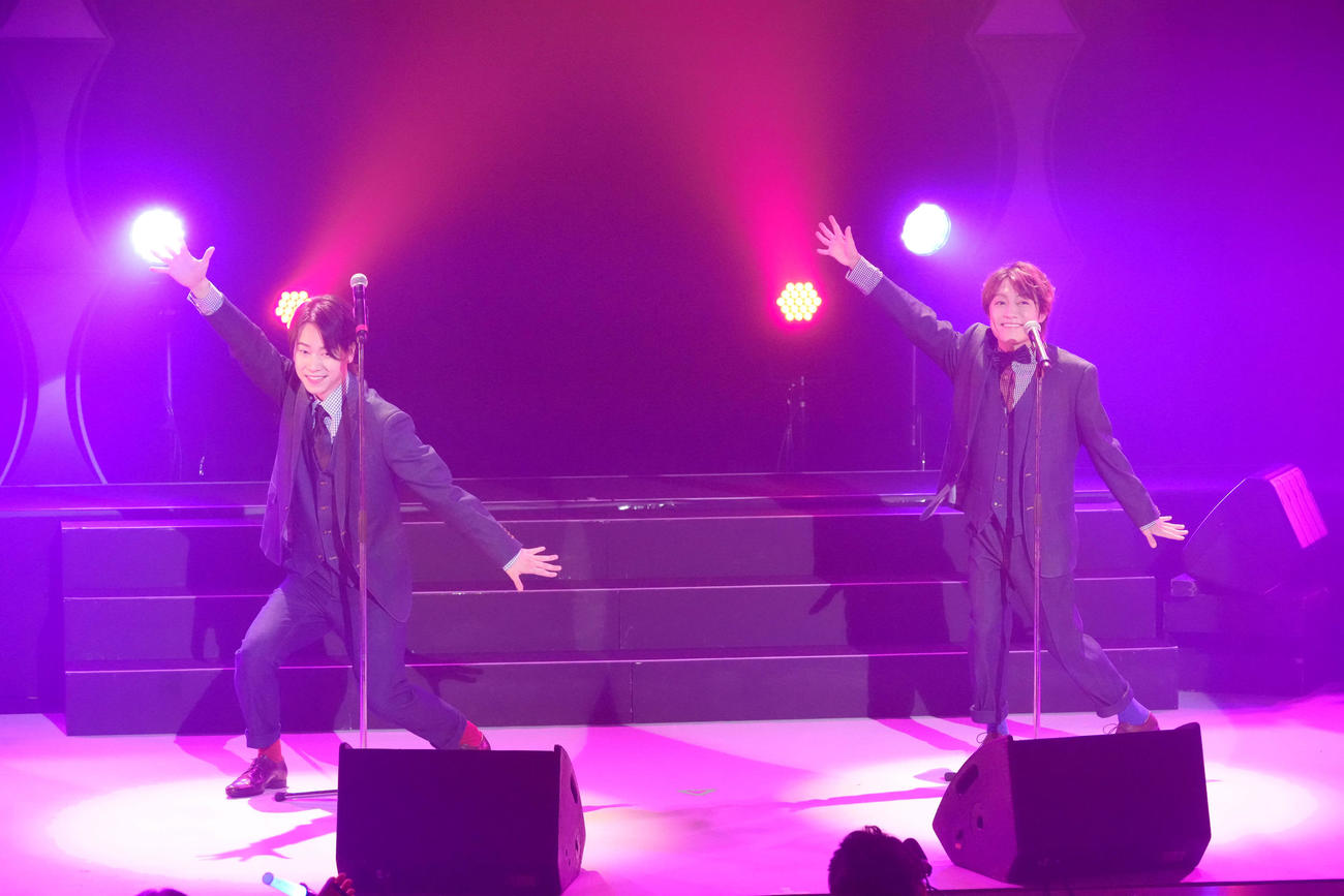 すべてのシングル表題曲を熱唱するはやぶさのヤマト（左）とヒカル