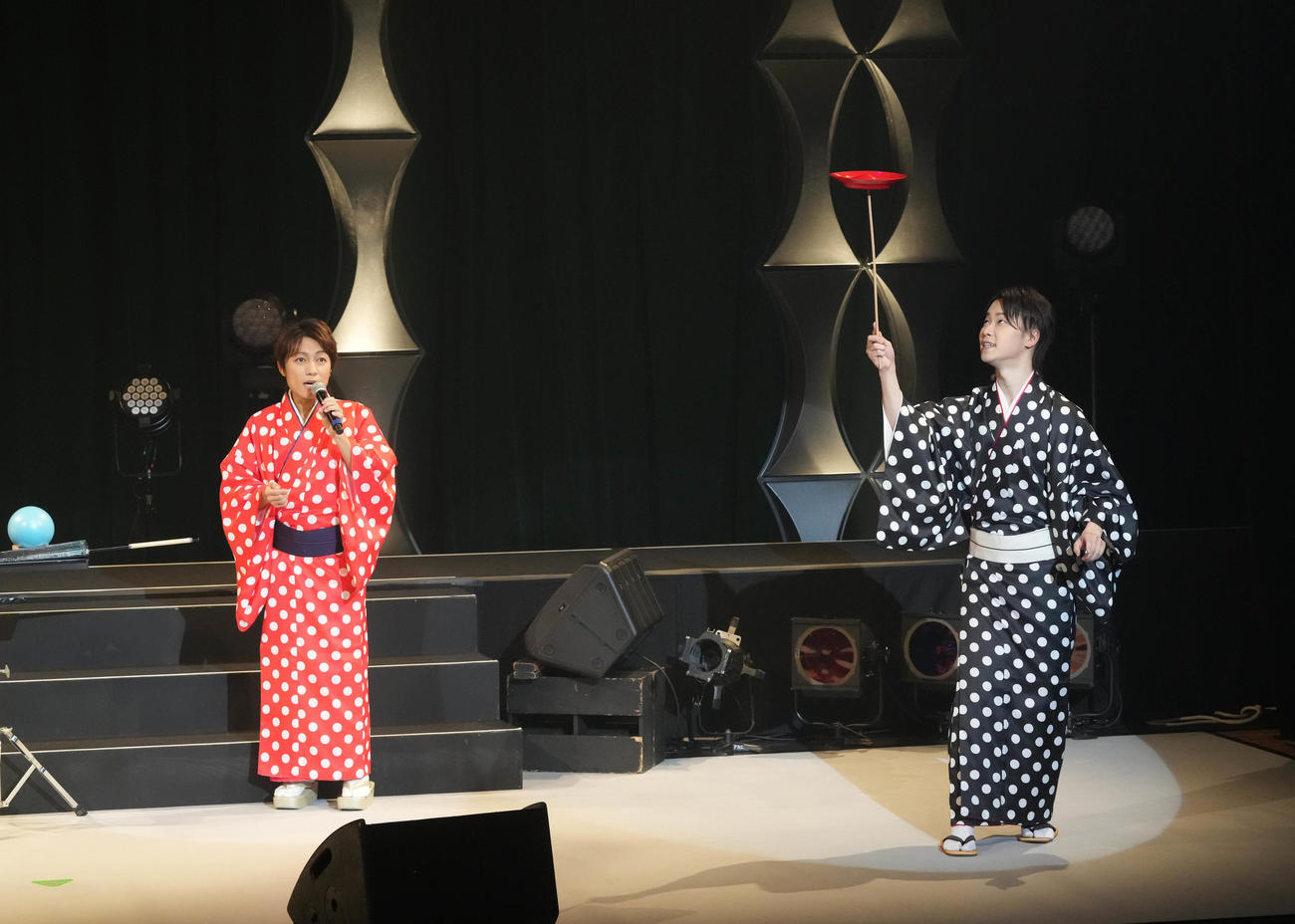 皿回しに挑戦するはやぶさのヤマト（右）