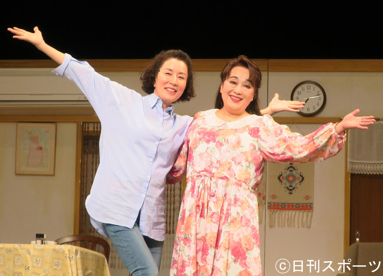 舞台「老後の資金がありません」の初日前会見でポーズを決める高畑淳子（左）と渡辺えり