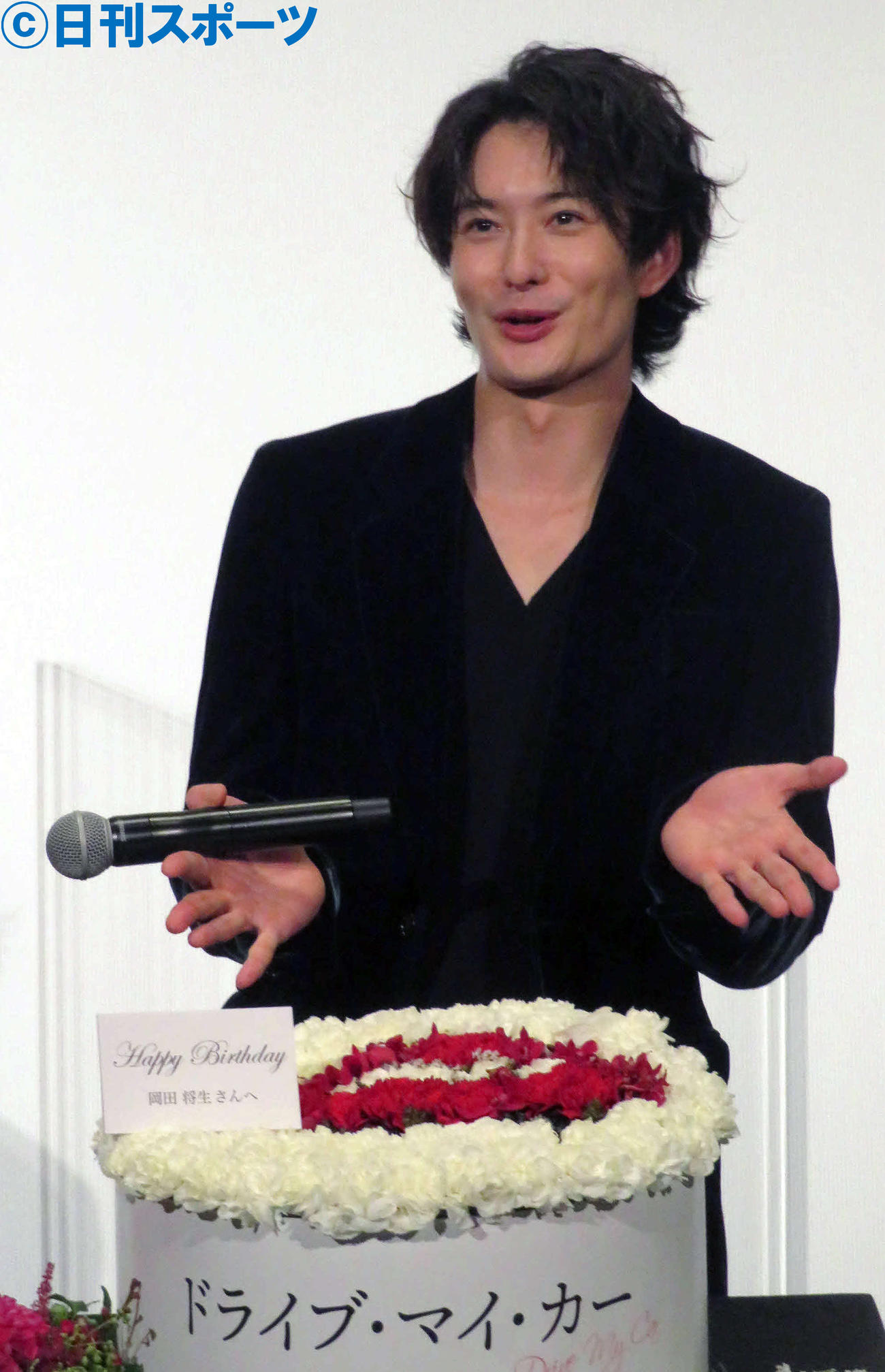 映画「ドライブ・マイ・カー」プレミア上映イベントで、サプライズでバースでケーキを贈られ、喜ぶ岡田将生（撮影・村上幸将）